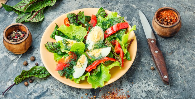 Insalata di verdure con uovo