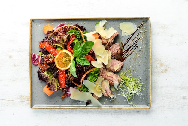 Insalata di verdure con vitello e parmigiano Vista dall'alto Spazio libero per il testo