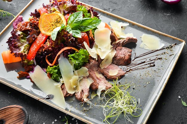 Insalata di verdure con vitello e parmigiano Vista dall'alto Spazio libero per il testo