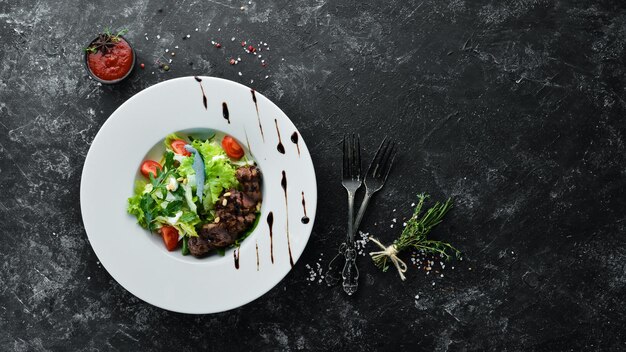 Insalata di verdure con vitello Lattuga vitello pinoli pomodorini Vista dall'alto Spazio libero per il testo