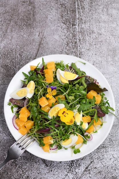 insalata di verdure da un mix di lattuga e germogli di lenticchie rucola microgreens uova di quaglia a spicchi