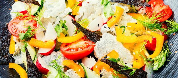 Insalata di verdure decorata con carta di riso