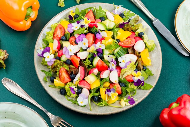 Insalata di verdure decorata con fiori