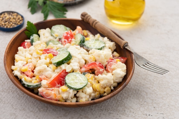 Insalata di verdure di cetrioli in superficie di cibo piatto di legno