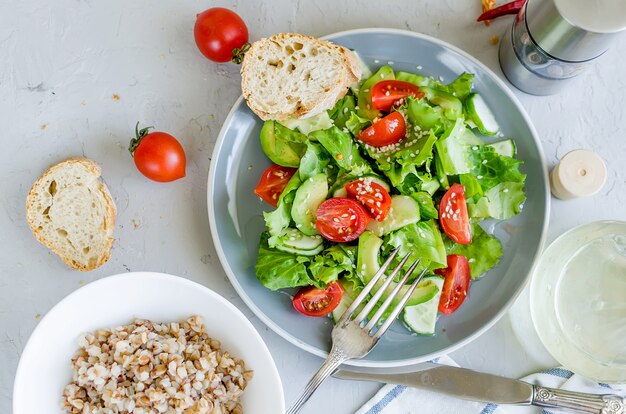 Insalata di verdure di lattuga fresca, pomodorini, cetrioli, ravanelli, verdure e cipolle