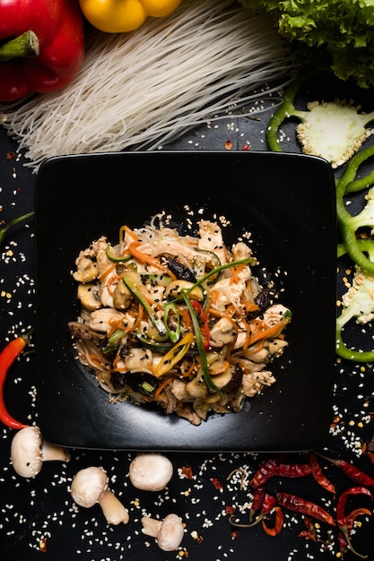 Insalata di verdure di pollo ai funghi su un piatto