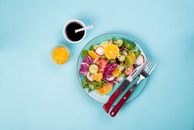 Insalata di verdure dietetiche. Fresco misto che cade in un piatto