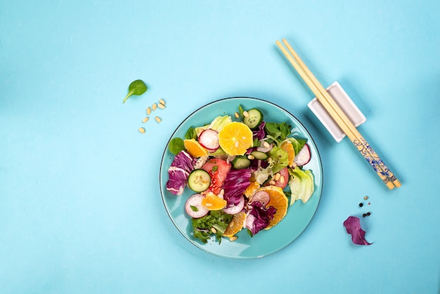 Insalata di verdure dietetiche. Fresco misto che cade in un piatto