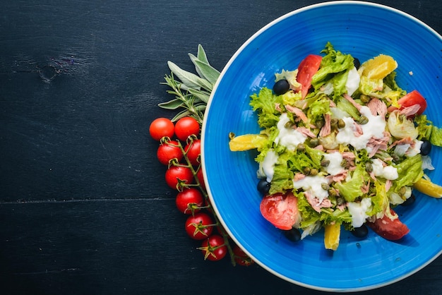 Insalata di verdure e mozzarella tonno e capperi Cucina italiana Spazio libero per il testo Vista dall'alto