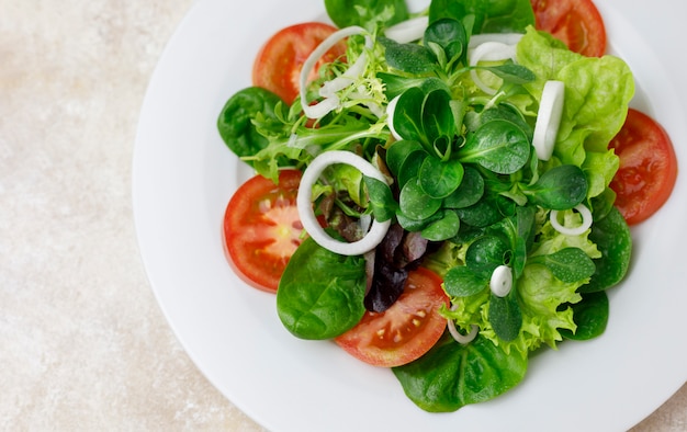 Insalata di verdure e pomodoro