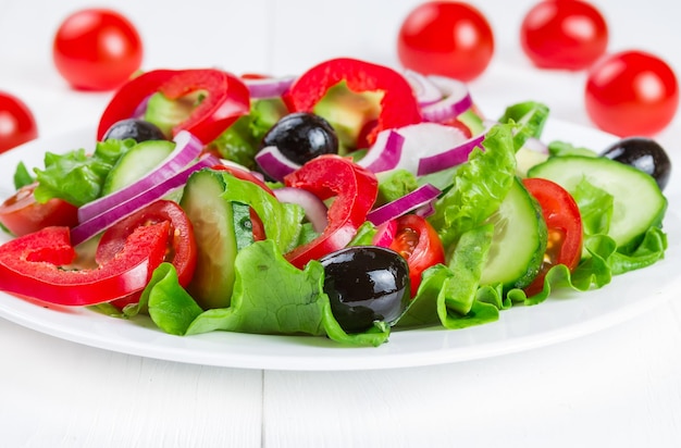 Insalata di verdure fresche avocado e olive