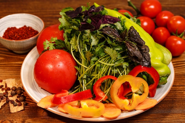 Insalata di verdure fresche biologiche con pomodorini, peperoni rossi e verdi e verdure miste