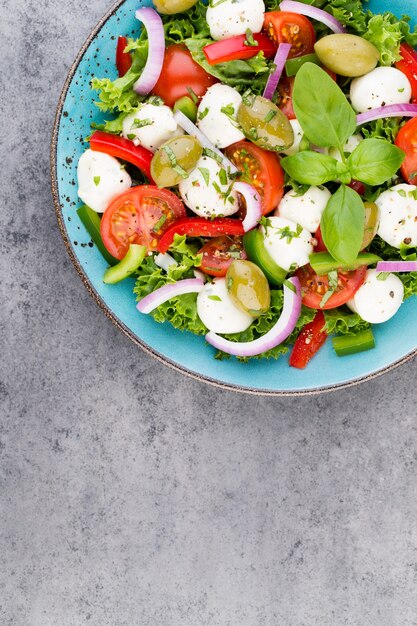 Insalata di verdure fresche. Caprese. Insalata caprese. Insalata italiana. Insalata mediterranea. Cucina italiana.