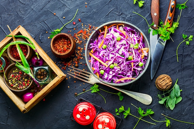 Insalata di verdure fresche con cavolo viola.Insalata di cavolo in una ciotola