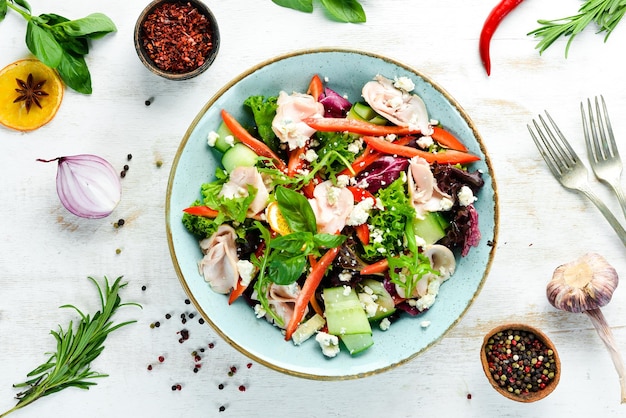 Insalata di verdure fresche con filetto di pollo Cibo Vista dall'alto Spazio libero per il testo