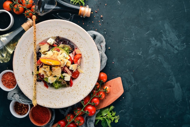 Insalata di verdure fresche con formaggio blu e parmigiano Sullo sfondo vecchio Spazio libero per la copia Vista dall'alto