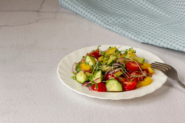 Insalata di verdure fresche con microgreens.