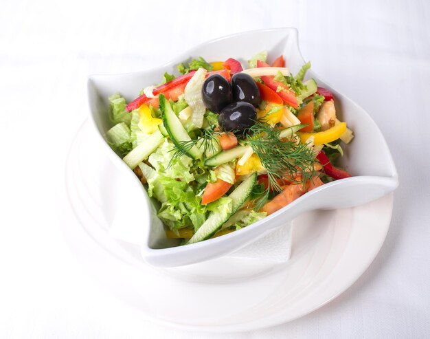 Insalata di verdure fresche con olive