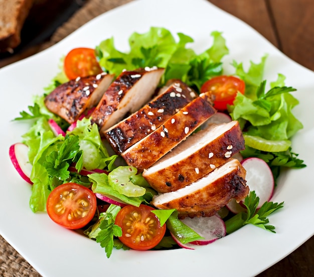 Insalata di verdure fresche con petto di pollo grigliato.