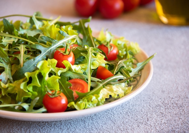 Insalata di verdure fresche con pomodori rucola lattuga e altri ingredienti mangiare sano