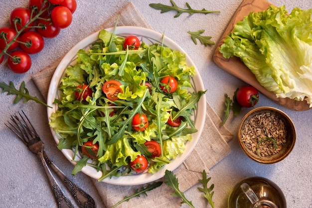 Insalata di verdure fresche con pomodori rucola lattuga e altri ingredienti mangiare sano