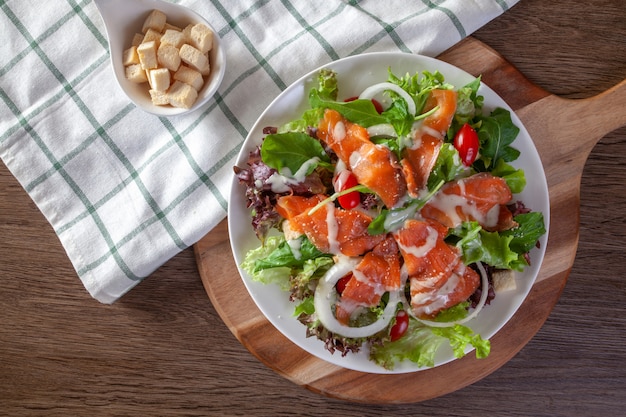 Insalata di verdure fresche con salmone affumicato