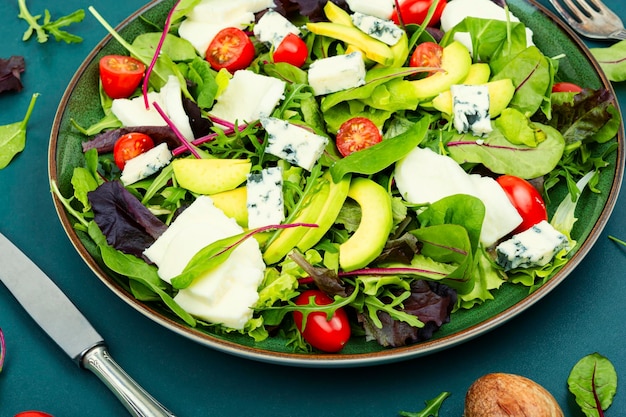 Insalata di verdure fresche con sfondo di cibo di formaggio