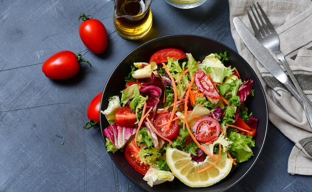 insalata di verdure fresche da pomodoro, lattuga