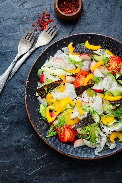 Insalata di verdure fresche di primavera su carta di riso. Insalata di verdure orientali.