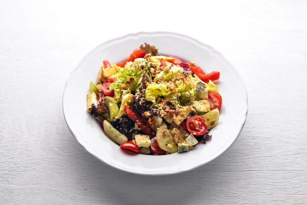 Insalata di verdure fresche e gorgonzola su fondo in legno Vista dall'alto Spazio libero