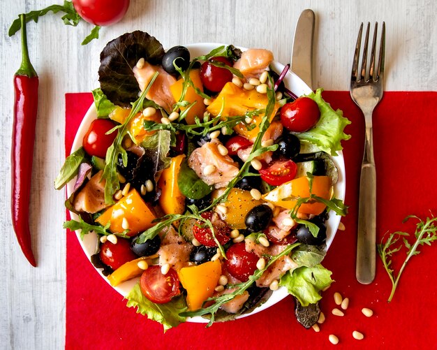 Insalata di verdure fresche e salmone leggermente salato