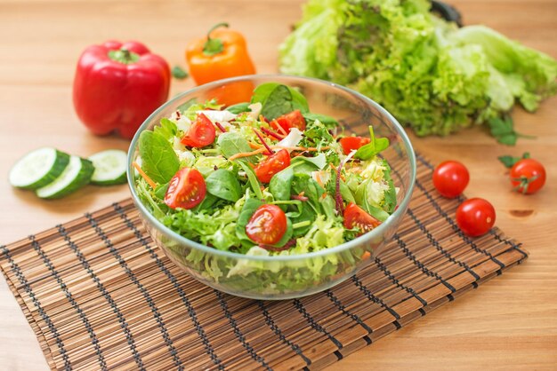 Insalata di verdure fresche e verde su fondo in legno Cibo sano