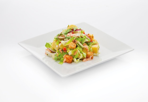 insalata di verdure fresche estive con pane tostato