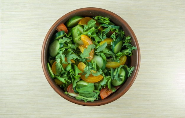 Insalata di verdure fresche in ciotola, vista dall'alto