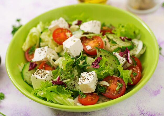 Insalata di verdure fresche in stile greco. Menu dietetico Nutrizione appropriata.