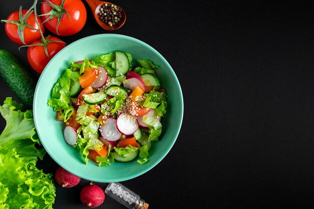 Insalata di verdure fresche in una ciotola di ceramica su fondo grigio Piatto estivo stagionale