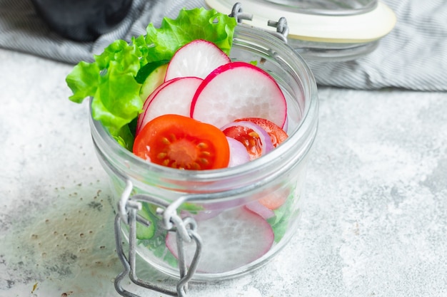 insalata di verdure fresche pomodoro, cetriolo, porzione di lattuga mista ravanello