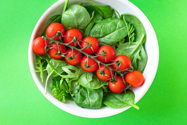 insalata di verdure fresche pomodoro ciliegia veggie foglie verdi mescolare verdure spinaci rucola lattuga cibo sano pasto