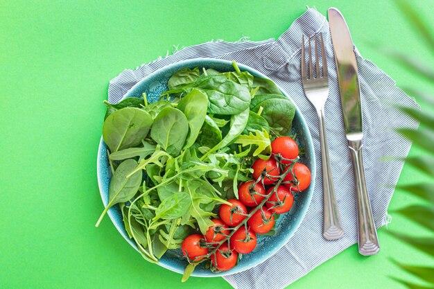 insalata di verdure fresche pomodoro ciliegia veggie foglie verdi mescolare verdure spinaci rucola lattuga cibo sano pasto