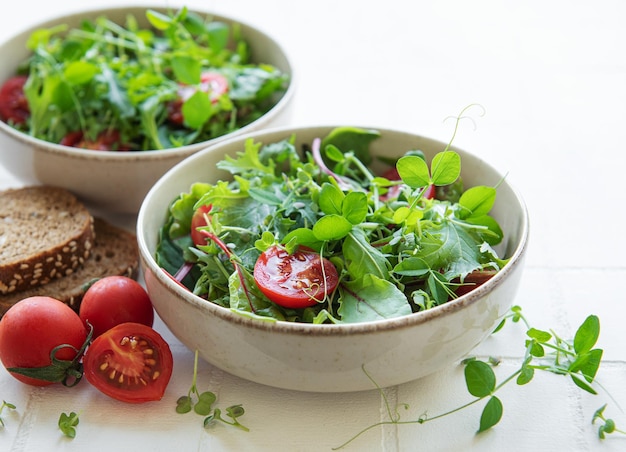 Insalata di verdure fresche sane di cibo vegano