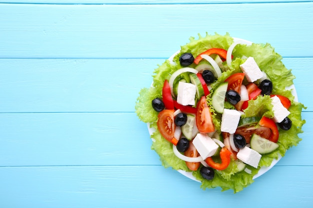 Insalata di verdure fresche su fondo di legno blu