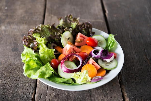 Insalata di verdure fresche su fondo di legno