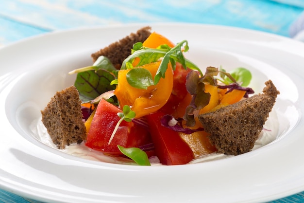 Insalata di verdure fresche su fondo di legno