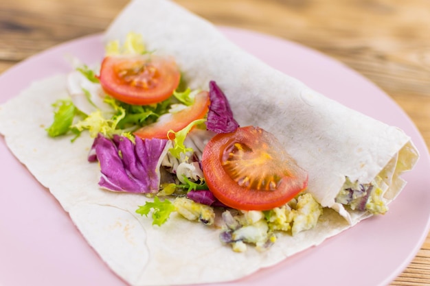 Insalata di verdure fresche su pane pita su un fondo di legno