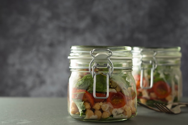 Insalata di verdure in barattolo di vetro, dieta, disintossicazione, mangiare pulito e concetto vegetariano, copia spazio.