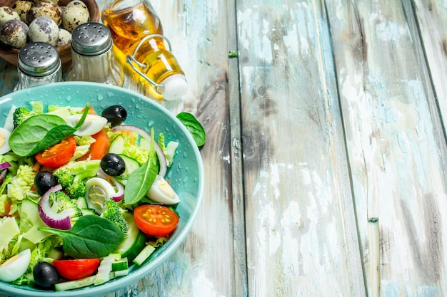 Insalata di verdure Insalata di pomodori cetrioli e uova di quaglia con olio d'oliva