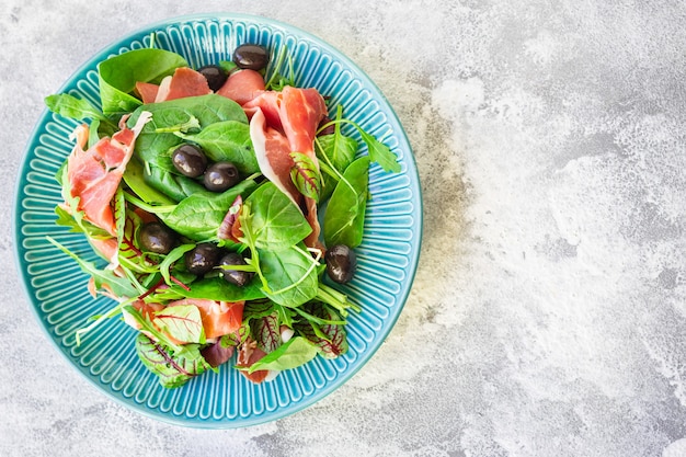 insalata di verdure jamon prosciutto foglie verdi mescolare lattuga olive prosciutto carne