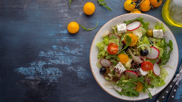 Insalata di verdure lattuga, rucola e formaggio. Alimenti sani e dietetici. Vista dall'alto.