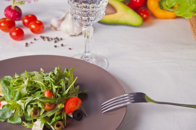 Insalata di verdure miste fresche in un piatto