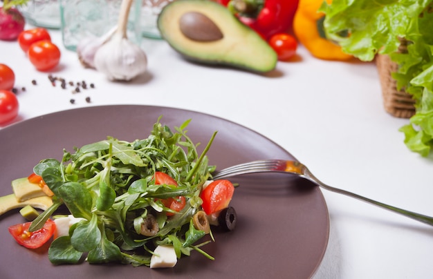 Insalata di verdure miste fresche in un piatto